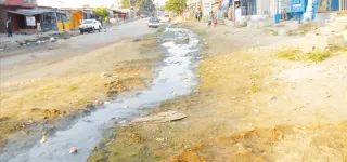 carton-rouge-stop-a-lecoulement-des-eaux-usees-dans-les-rues-dabidjan