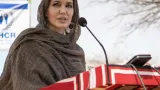 lactrice americaine angelina jolie soutient des refugies maliens au burkina