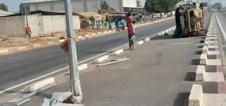 niakara-un-vehicule-termine-sa-course-dans-un-poteau-electrique