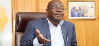 ecole-itinerante-de-la-paix-venance-konan-decortique-les-dangers-des-tic-pour-la-democratie