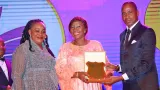 lutte contre les vbg kandia camara remet un prix a yamoussa coulibaly
