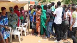 reportage distribution de cartes nationales didentitew on se bouscule pour sa cni