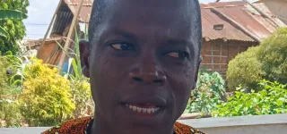 interview-urbanisation-ecologique-pierre-ekoue-sous-chef-du-village-de-koffakoi-il-y-a-des-hommes-qui-viennent-acheter-des-terres-et-cela-va-faire-que-le-village-sera-denature