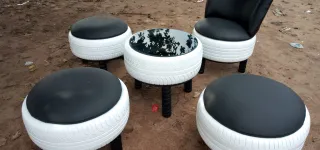 vielles-barriques-pneus-uses-kazo-lhomme-qui-transforme-les-dechets-en-oeuvre-dart