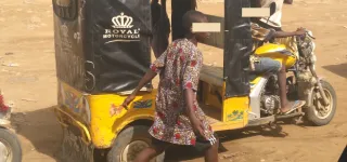 reportage-transport-ils-defient-la-mort-et-jouent-avec-la-vie-des-passagers-dans-lunivers-des-adolescents-conducteurs-de-saloni-de-yopougon