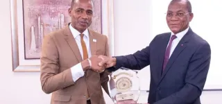 secteur-de-limmobilier-apres-sa-distinction-au-maroc-yamoussa-coulibaly-presente-son-trophee-au-ministre-bruno-kone