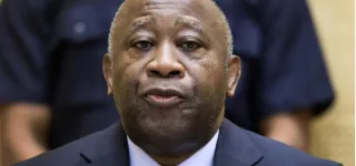 72-h-apres-sa-fete-de-la-renaissance-gbagbo-se-fait-massacrer-sur-rfi
