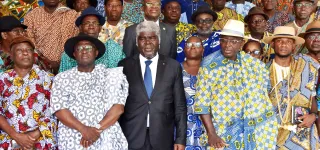 district-dabidjan-le-president-ouattara-offre-200-km-de-bitumes-aux-villages-atchan