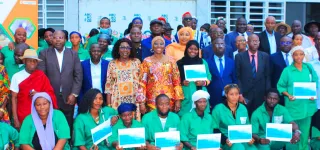 abobo-apres-six-mois-dactivites-100-jeunes-recoivent-des-cheques-pour-leur-installation