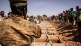 burkina faso une soixantaine de personnes tuees par des hommes en tenue de larmee