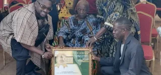 cocotcha-festival-la-fondation-hagobet-et-bebi-philip-honorent-le-doyen-gbokra-djoman-paul