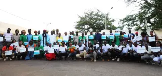 insertion-professionnelle-des-attestations-de-fin-de-formation-des-permis-de-conduire-et-des-cheques-remis-a-552-jeunes-de-korhogo-et-de-sinematiali