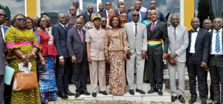 education-nationale-mutations-desequilibrees-du-personnel-enseignant-mariatou-kone-tape-du-poing-sur-la-table