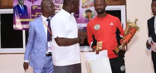 promotion-de-la-confraternite-les-acteurs-des-medias-dans-la-peau-des-mannequins