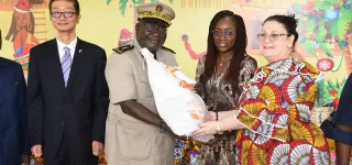 journee-internationale-de-lenfance-la-premiere-dame-de-chine-offre-des-dons-dune-valeur-de-3-millions-f-cfa-a-la-case-des-enfants