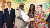 journee internationale de lenfance la premiere dame de chine offre des dons dune valeur de 3 millions f cfa a la case des enfants