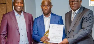 elu-meilleur-joueur-de-la-saison-le-maire-de-touba-doumbia-adama-offre-un-terrain-a-ouattara-brahima