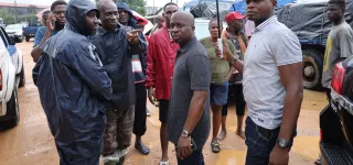 inondations-a-grand-bassam-le-maire-jean-louis-moulot-aux-cotes-des-populations