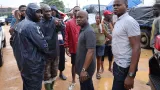 inondations a grand bassam le maire jean louis moulot aux cotes des populations