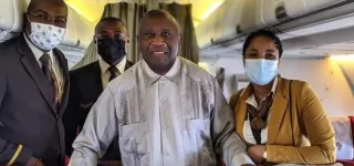 en-partance-pour-kinshasa-gbagbo-se-deplace-avec-son-fauteuil-au-salon-ministeriel