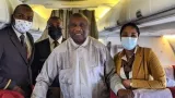 en partance pour kinshasa gbagbo se deplace avec son fauteuil au salon ministeriel