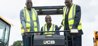 programme-dentretien-routier-2023-2025-le-ministre-amadou-kone-lance-les-travaux-de-reprofilage-de-3000-km-dans-le-gbeke