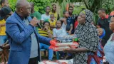 port bouet solidarite exemplaire dons de vivres et de pagnes dibrahim konate aux sinistrees de vridi plage