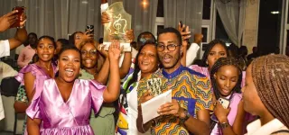 finale-de-la-32e-edition-de-ocean-culture-la-chorale-saint-raphael-archange-de-saint-jean-marie-vianney-de-vridi-cite-part-avec-le-trophee