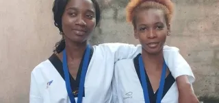 open-national-feminin-de-taekwondo-2023-elles-honorent-leur-pere-en-lui-offrant-deux-medailles