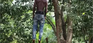 exaspere-par-son-vice-un-grand-masturbateur-se-donne-la-mort-par-pendaison