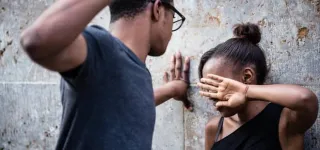 reportage-victimes-de-violences-conjugales-des-femmes-jetees-a-la-rue-racontent-leur-galere