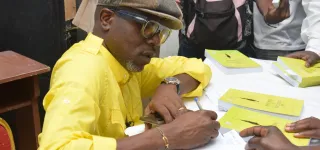 litterature-dedicace-de-livre-de-yopougon-a-new-york-le-parcours-inspirant-de-martial-asseme