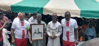 football-ivoirien-la-generation-97-rend-hommage-a-kae-oulai-et-fait-des-dons-a-la-maca