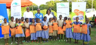 rentree-scolaire-a-ponvogo-la-fondation-tchepe-fait-don-de-nombreux-kits-a-lecole-primaire