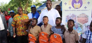 tiassale-education-alpha-sanogo-offre-5000-kits-scolaires-aux-ecoliers