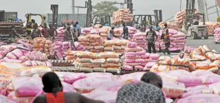 apres-04-mois-dinterdiction-linde-leve-la-mesure-dexportation-du-riz-blanc-vers-la-cote-divoire-142-000-tonnes-en-route-vers-la-cote-divoire