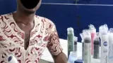 un vendeur de tubes de parfum et deodorant contenant de l eau arrete