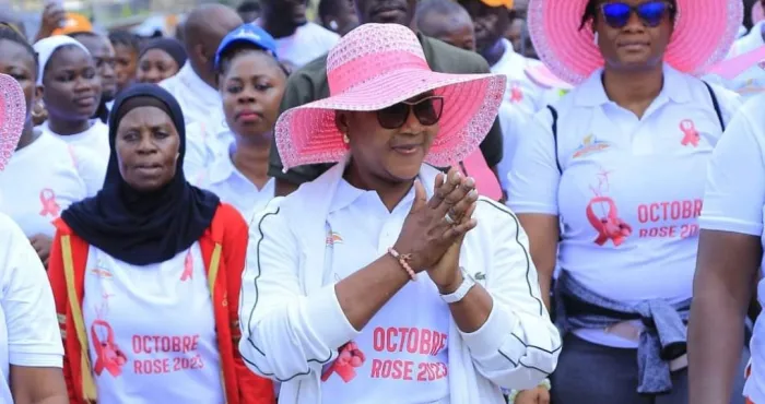 lutte-contre-le-cancer-de-sein-fatim-bamba-maire-danyama-porte-le-brassard