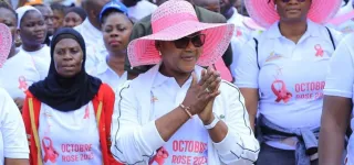 lutte-contre-le-cancer-de-sein-fatim-bamba-maire-danyama-porte-le-brassard