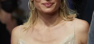 melanie-thierry-trahie-par-sa-robe-transparente-a-cannes-sa-poitrine-devoilee