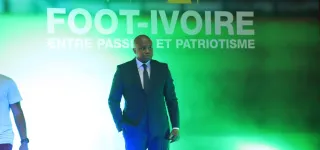 dedicace-de-livre-foot-ivoire-entre-passion-et-patriotisme-dr-konadje-met-sa-plume-sur-le-tapis-vert