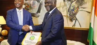 football-le-premier-ministre-beugre-mambe-reconnaissant-a-la-caf-pour-le-awards-2023-remis-au-president-alassane-ouattara