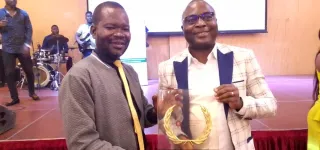 remise-des-distinctions-du-repprelci-joel-dally-de-lavenir-ci-remporte-le-prix-ips-cgrae-du-meilleur-journaliste-web