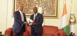 caf-awards-prix-special-dexcellence-la-caf-honore-le-president-alassane-ouattara