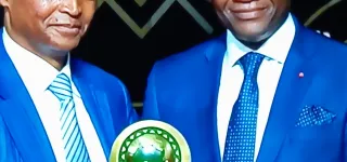 can-apres-avoir-receptionne-le-prix-du-president-alassane-ouattara-le-ministre-adje-metch-silas-merci-a-la-caf-pour-cette-reconnaissance-au-president-alassane-ouattara