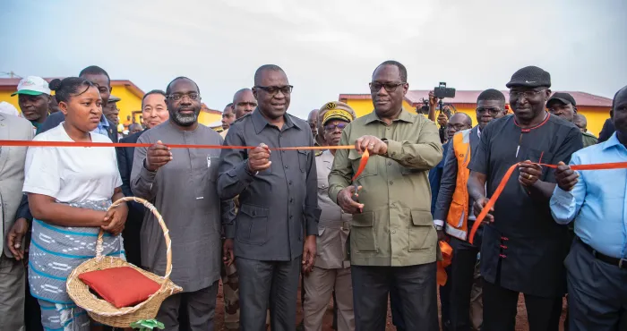recasement-des-familles-impactees-par-le-port-sec-de-ferke-tene-birahima-ouattara-et-amadou-kone-remettent-les-cles-de-200-villas