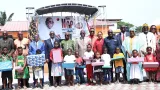 arbre de noel a koumassi cisse bacongo cadeaute plus de 700 enfants
