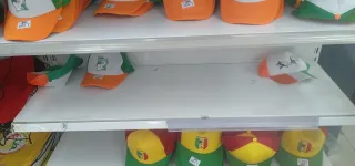 enquete-can-2023-des-gadgets-aux-couleurs-de-la-cote-divoire-sarrachent-comme-de-petits-pains