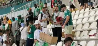 can-2023-en-ramassant-les-ordures-au-stade-les-supporters-sont-adules-par-la-foule