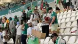 can 2023 en ramassant les ordures au stade les supporters sont adules par la foule
